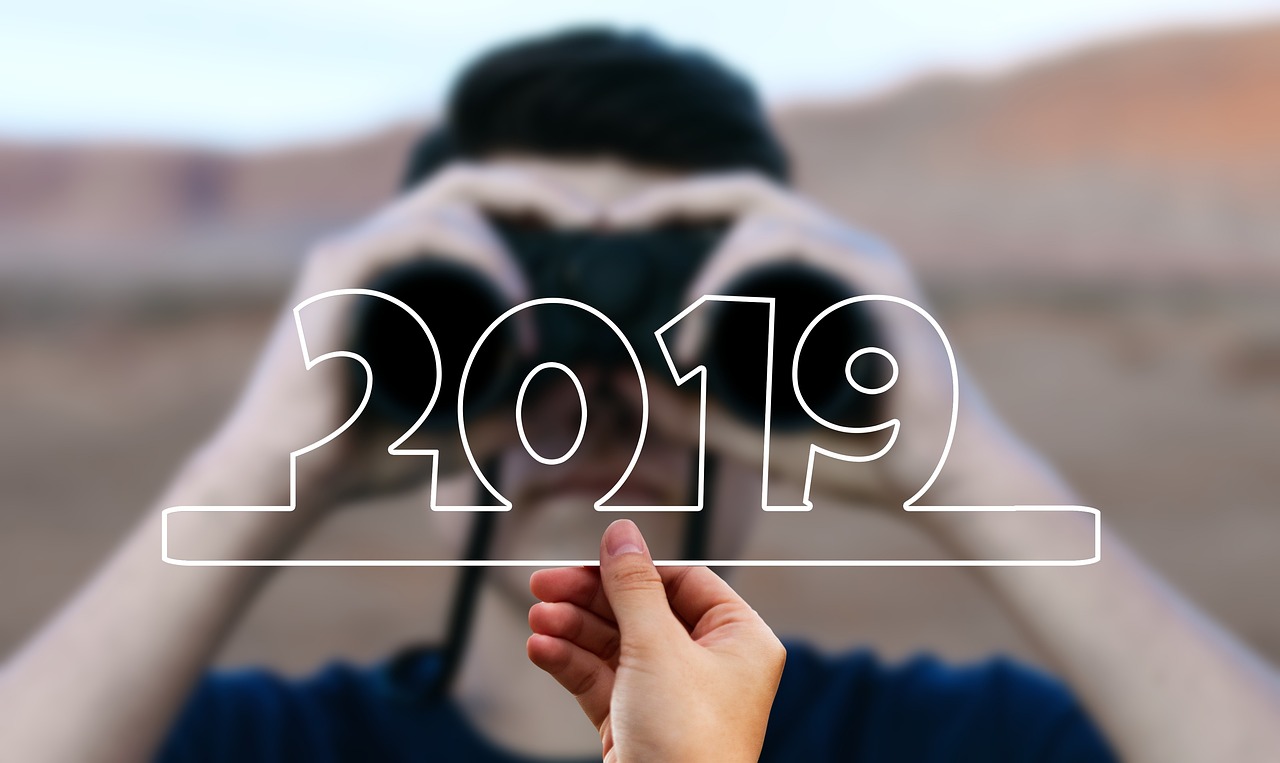 股份行信用卡业务面临发卡量收缩与不良承压的挑战，2024年展望